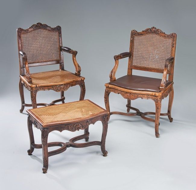 PAIRE DE FAUTEUILS à dossier plat et UN TABOURET...