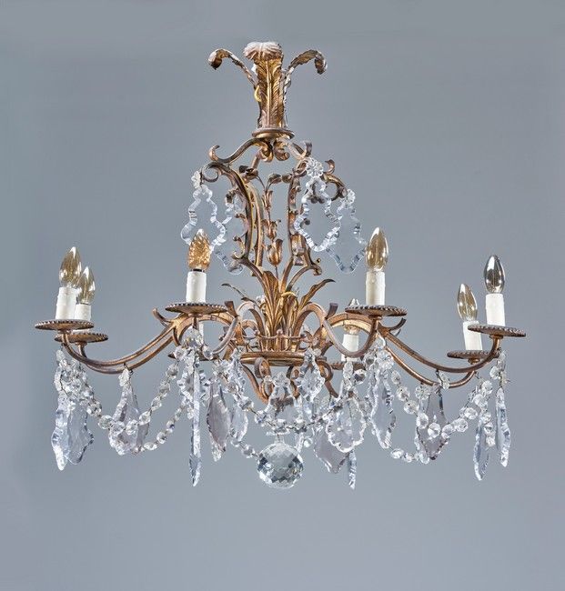 LUSTRE en bronze et tôle dorés à huit bras...