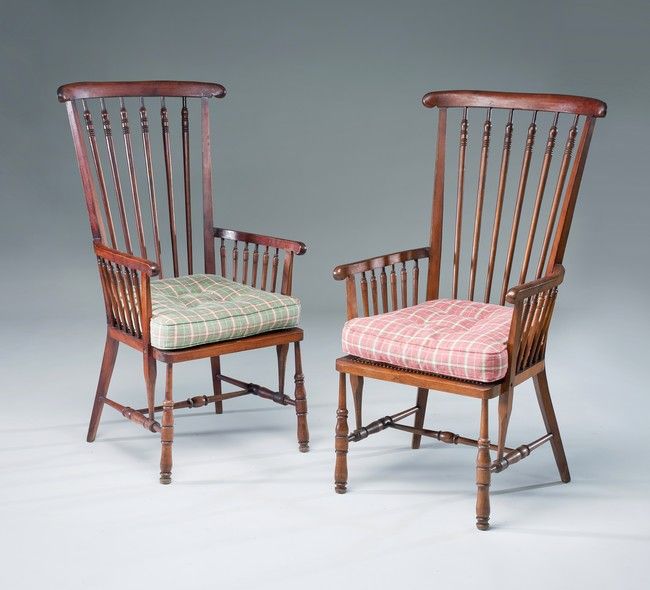 PAIRE DE FAUTEUILS DE REPOS à haut dossier...