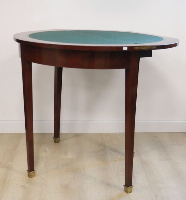 TABLE A JEUX DEMI-LUNE en placage d’acajou,...