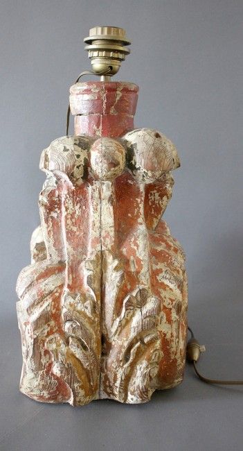 LAMPE formée d'un élément de sculpture en...
