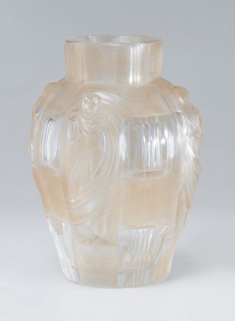 VASE de forme balustre en cristal moulé pressé,...