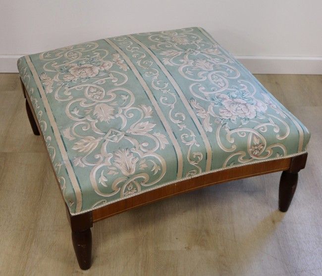 TABOURET DE PIEDS carré en bois mouluré,...
