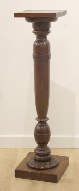 SELLETTE en noyer tourné, fût balustre, piètement...