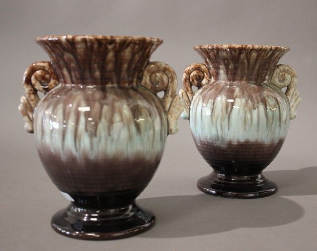 PAIRE DE VASES de forme balustre en faïence...