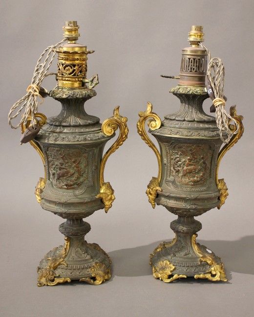 PAIRE DE LAMPES formées d’un vase en régule...