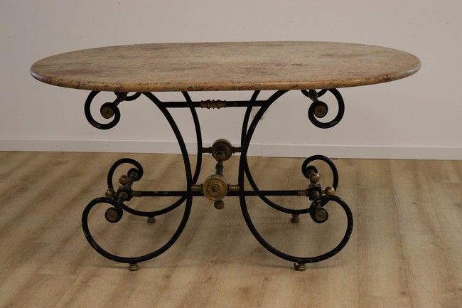 TABLE DE CUISINE dite DE BOUCHER, ovale,...