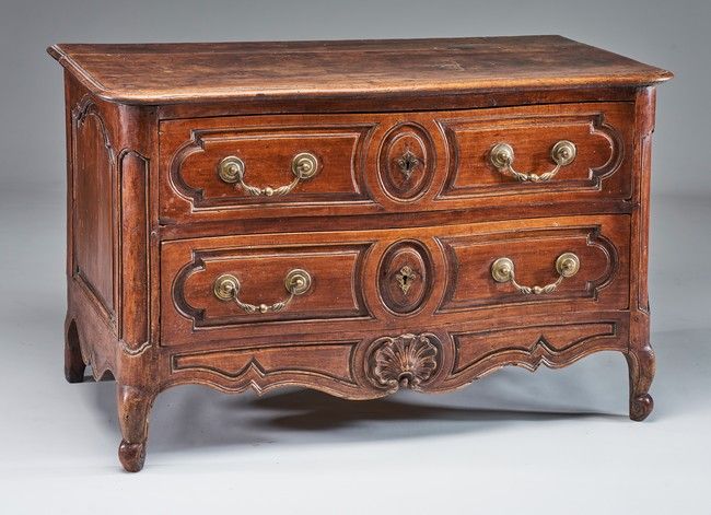 COMMODE rectangulaire en noyer, la façade...