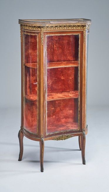 VITRINE en acajou et placage d'acajou à côtés...