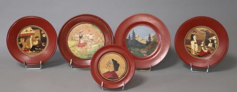 ENSEMBLE DE 5 ASSIETTES RONDES en bois pyrogravé...
