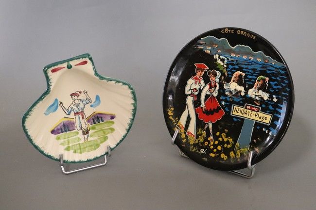 ASSIETTE RONDE en faïence émaillée polychrome...