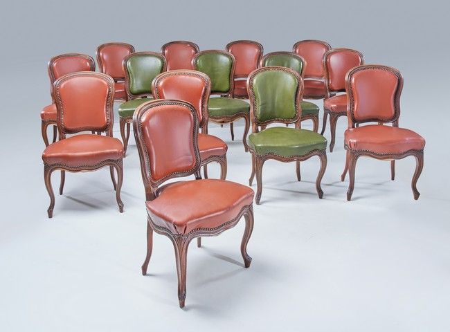 SUITE DE QUATORZE CHAISES à dossier violoné...