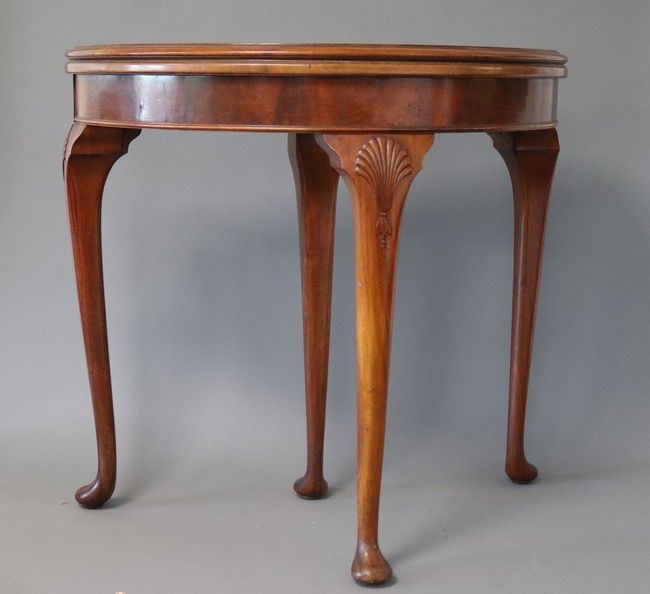 TABLE A JEUX de forme demi-lune en acajou...