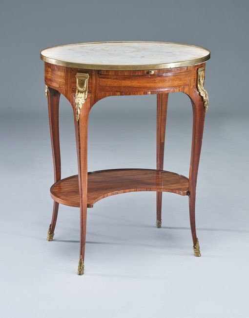 GUERIDON DE SALON ovale en placage de bois...