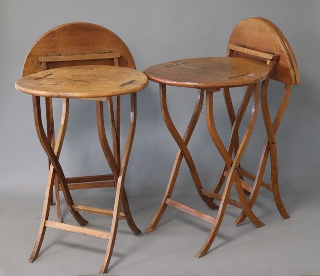 QUATRE PETITES TABLES D'APPOINT à plateau...
