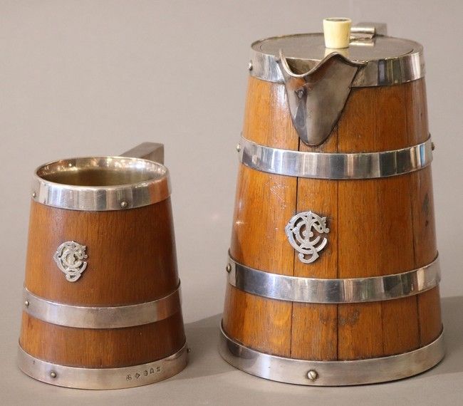 VERSEUSE et CHOPE en bois cerclé de métal...