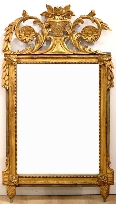 MIROIR rectangulaire dans un cadre sculpté...