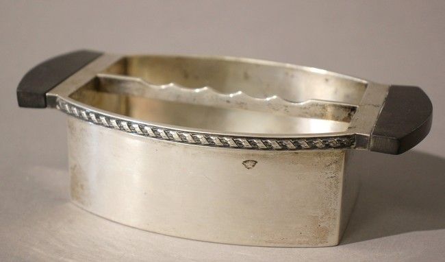 CENDRIER en argent (800) à panse oblongue...