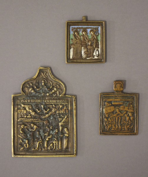 TROIS ICÔNES DE VOYAGES en bronze, l’une...