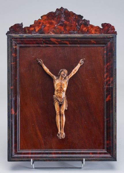 CHRIST en ivoire sculpté, la tête tournée...