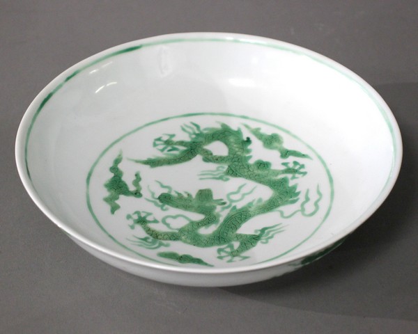 COUPELLE en porcelaine à décor émaillé vert...