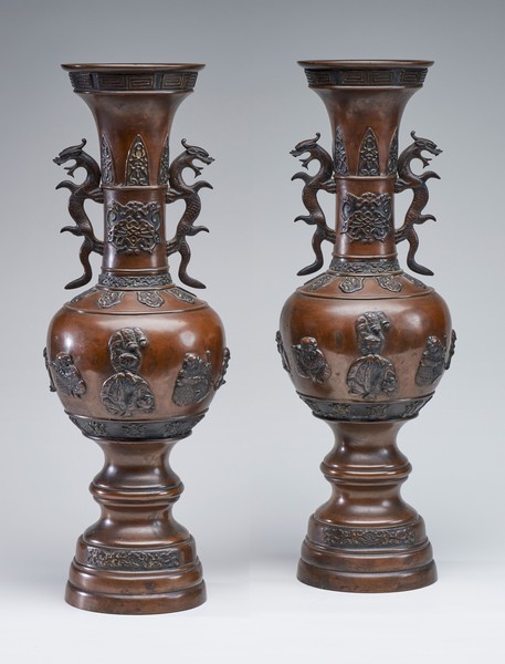 PAIRE DE GRANDS VASES balustres en bronze...
