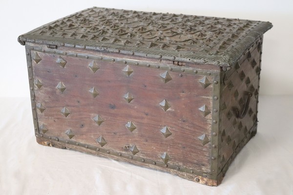 COFFRE rectangulaire en bois veiné, probablement...