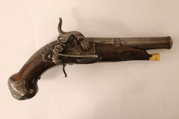 PETIT PISTOLET à broche gravé de rinceaux,...