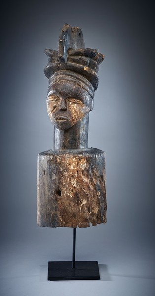 CIMIER ou CASQUE (?) en bois sculpté représentant...