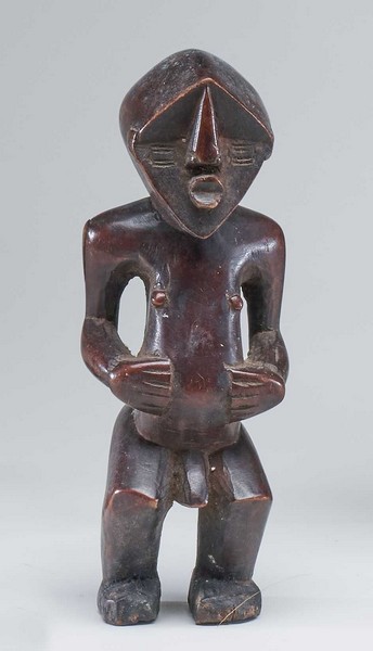 STATUETTE MASCULINE en bois sculpté, accroupie,...