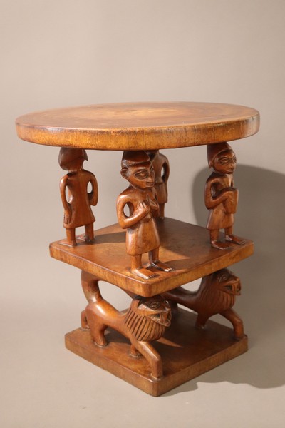 TABLE BASSE en bois sculpté à plateau circulaire,...