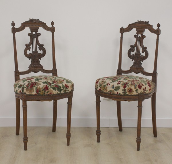 PAIRE DE CHAISES en bois mouluré et sculpté...