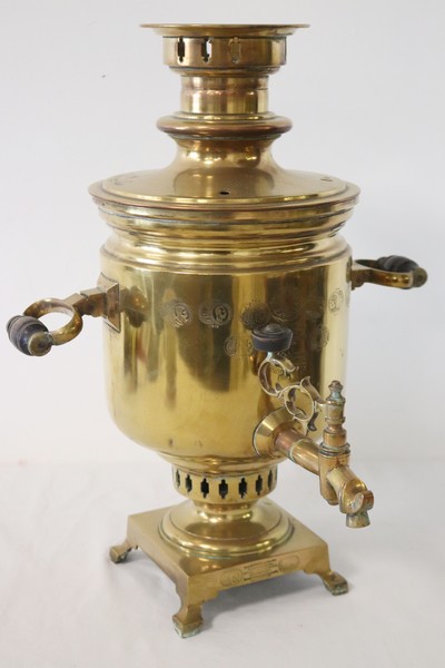 SAMOVAR ou FONTAINE A THÉ en bronze et laiton...