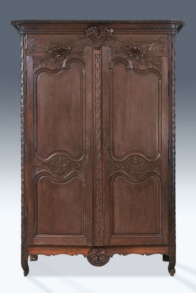 ARMOIRE RÉVOLUTIONNAIRE en chêne mouluré...