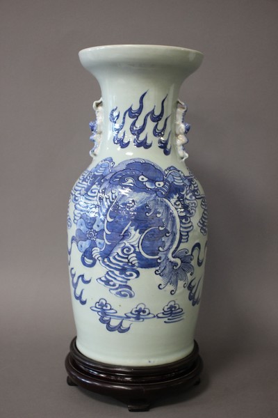 VASE en porcelaine de forme balustre à décor...