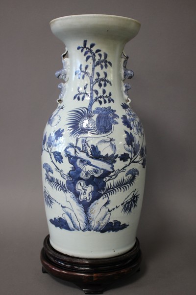 VASE en porcelaine de forme balustre à décor...