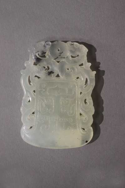 MÉDAILLON en jade sculpté d'un masque taoti...