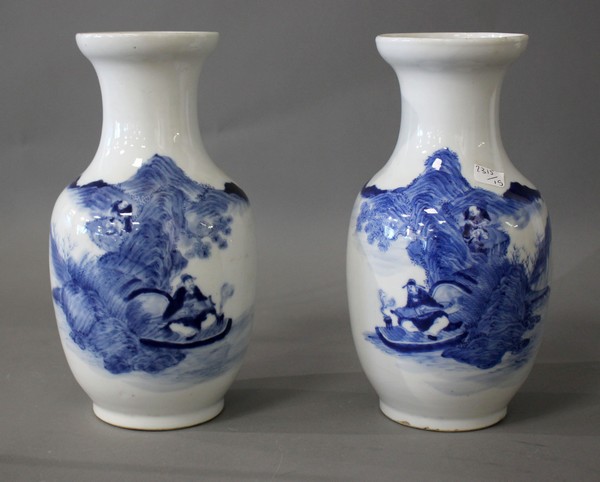 PAIRE DE VASES de forme balustre en porcelaine...