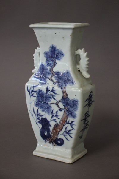 VASE de forme Fanghu, en porcelaine à décor...