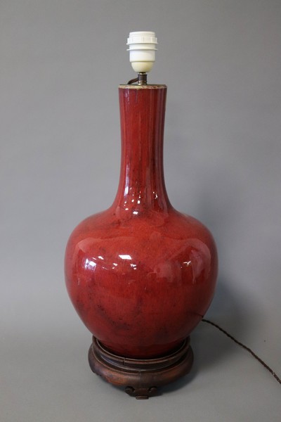 GRAND VASE de forme balustre en porcelaine...