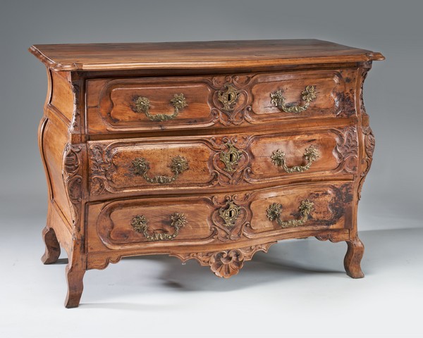 COMMODE de forme tombeau en noyer mouluré...