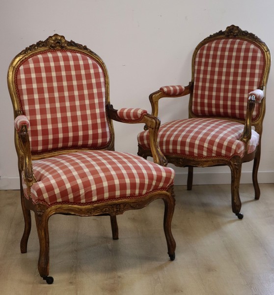 PAIRE DE FAUTEUILS à dossier plat violoné...