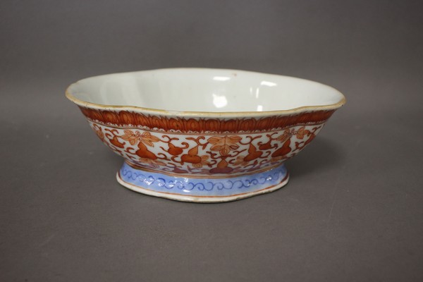 COUPE polylobée sur piédouche, en porcelaine...