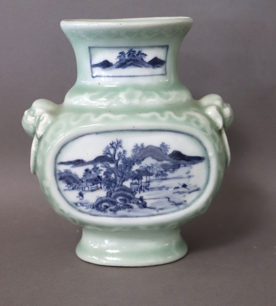PETIT VASE balustre en porcelaine à décor...