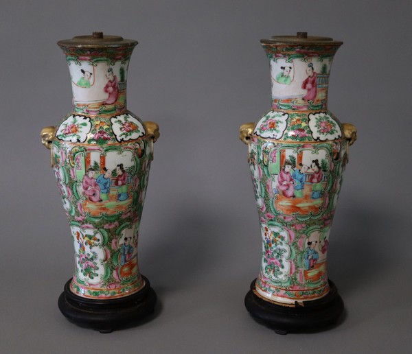 PAIRE DE VASES balustres en porcelaine émaillée...