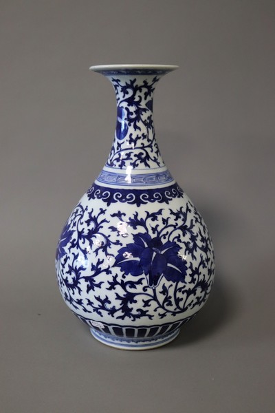 VASE A HAUT COL en porcelaine à décor émaillée...