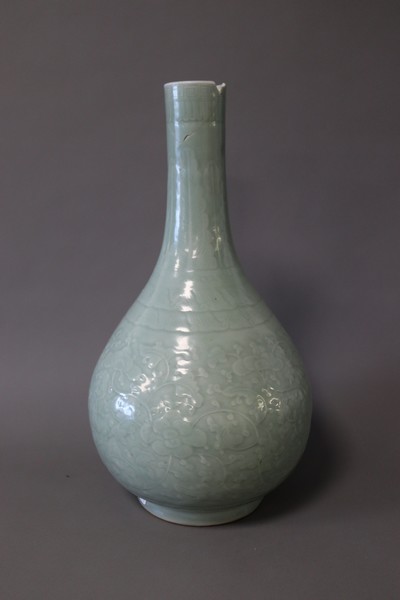 IMPORTANT VASE BOUTEILLE en porcelaine émaillée...