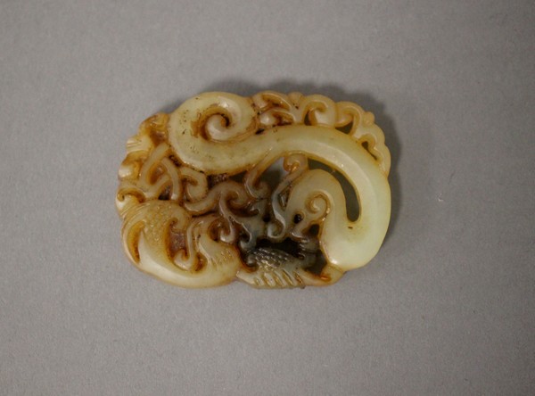 MÉDAILLON en jade blanc et brun sculpté à...