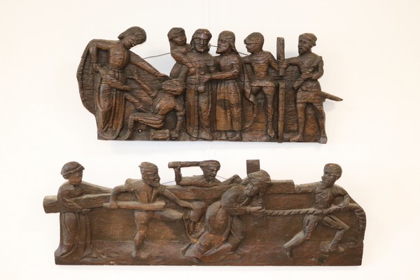 DEUX BAS-RELIEFS en bois mouluré et sculpté...