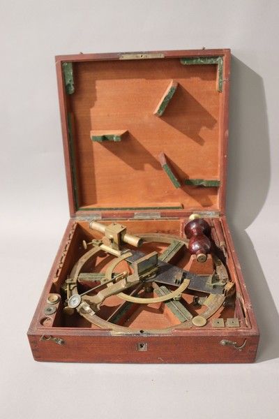 SEXTANT avec prise visable en acajou, divers...
